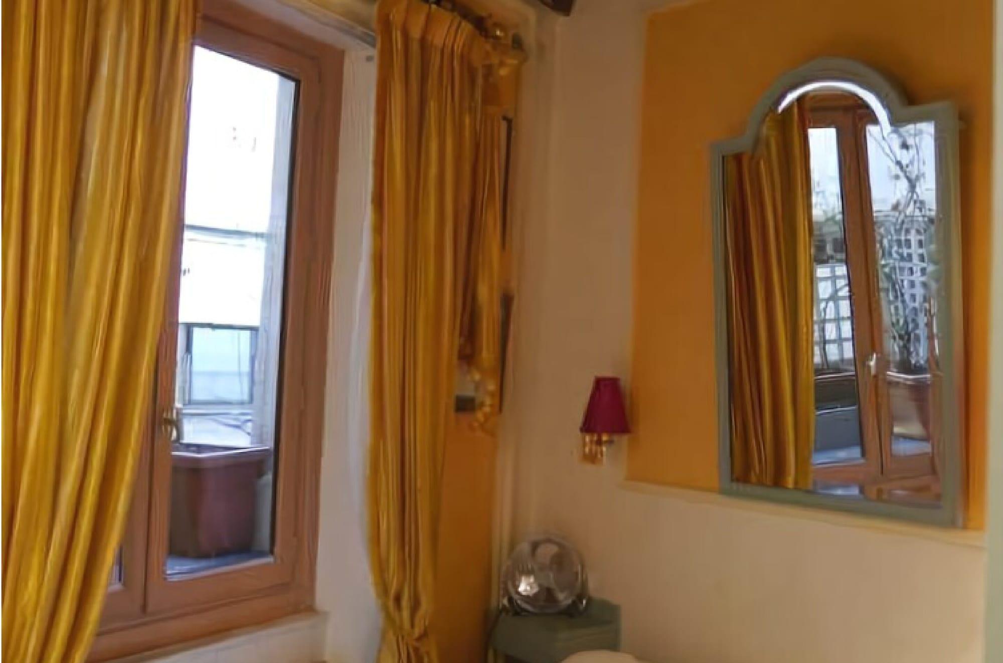 Hotel Les Degres De Notre Dame Paris Exterior photo